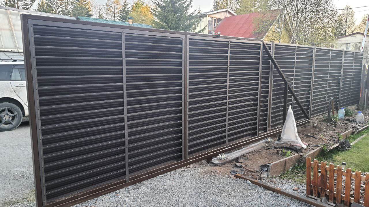 Забор-жалюзи из ламелей ЭКО-Z-US 12м RAL8019/8019 Темный Шоколад двусторонний МАТТЕ фото 1 в Выборге