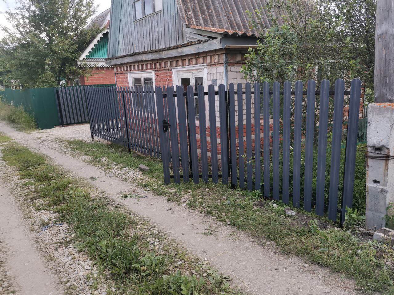 Забор из евроштакетника 7м RAL7024/7024 Серый Графит двусторонний фото 3 в Выборге