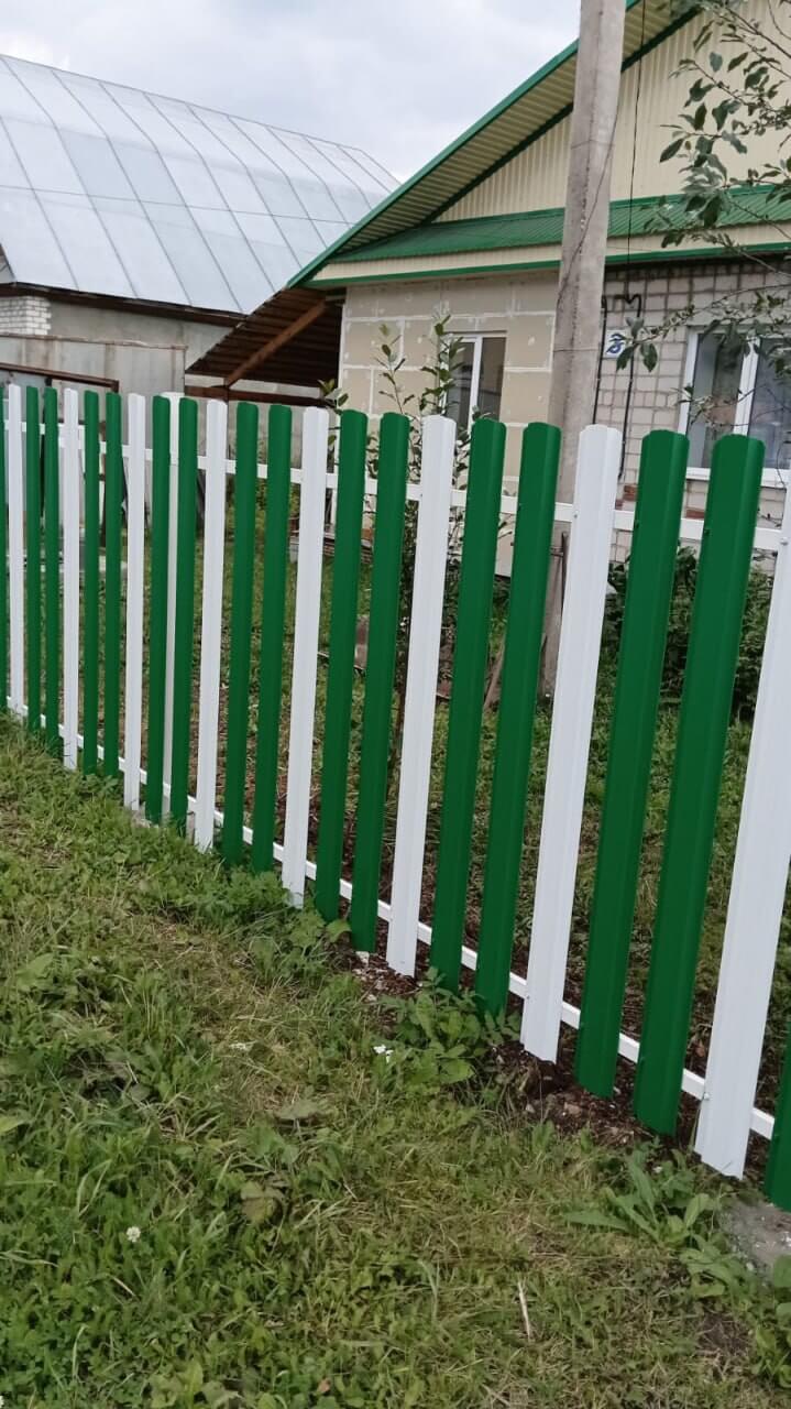 Забор из евроштакетника 10м RAL9003 Белый, RAL6029 Зеленая Мята фото 2 в Выборге