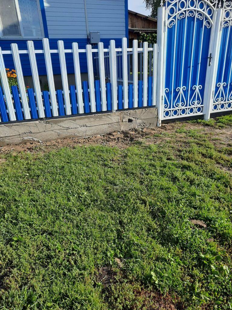 Забор из евроштакетника 14м RAL9003 Белый, RAL5005 Синий Сигнал фото 2 в Выборге