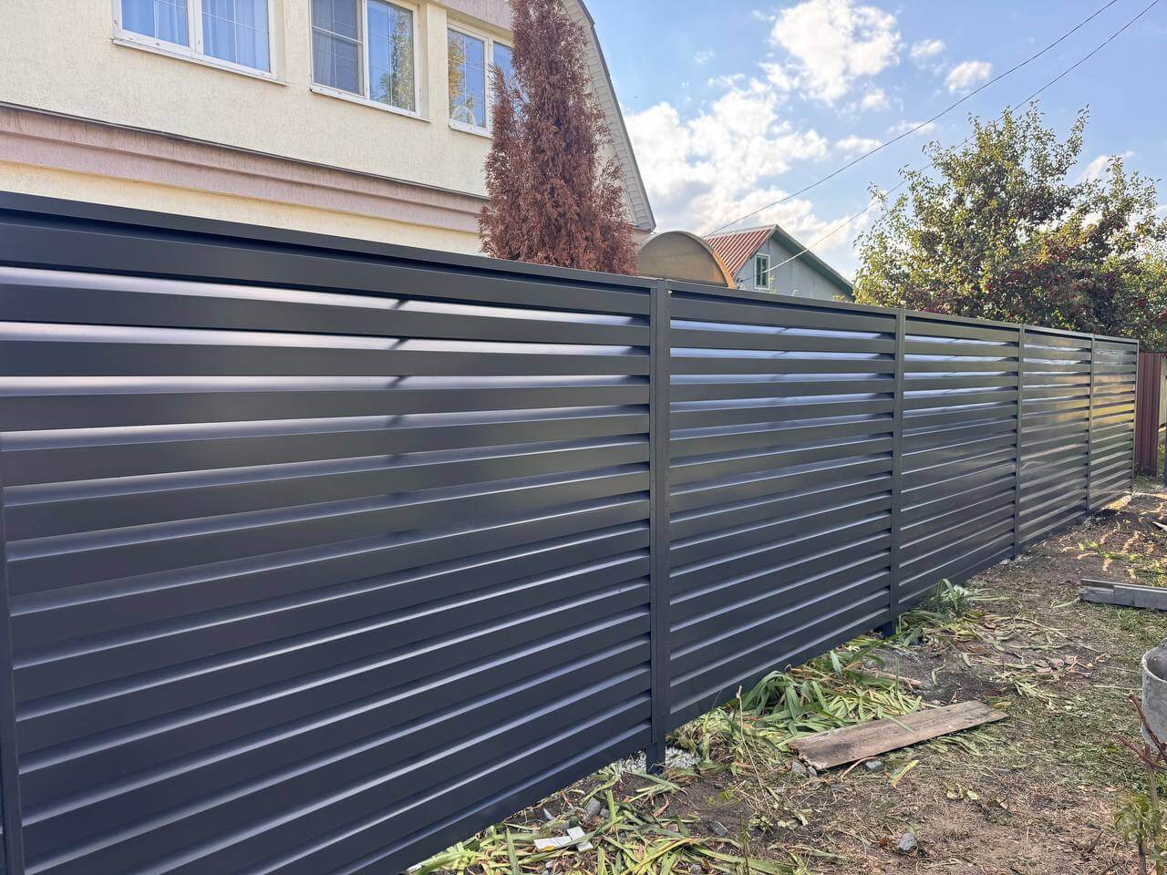 Забор-жалюзи из ламелей Хай-Тек 26м RAL7024/7024 Серый Графит двусторонний в Выборге