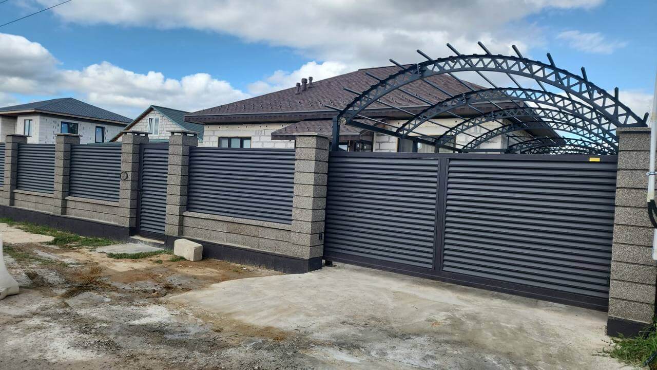 Забор-жалюзи из ламелей Реснички 27м RAL8019/8019 Темный Шоколад двусторонний МАТТЕ фото 2 в Выборге