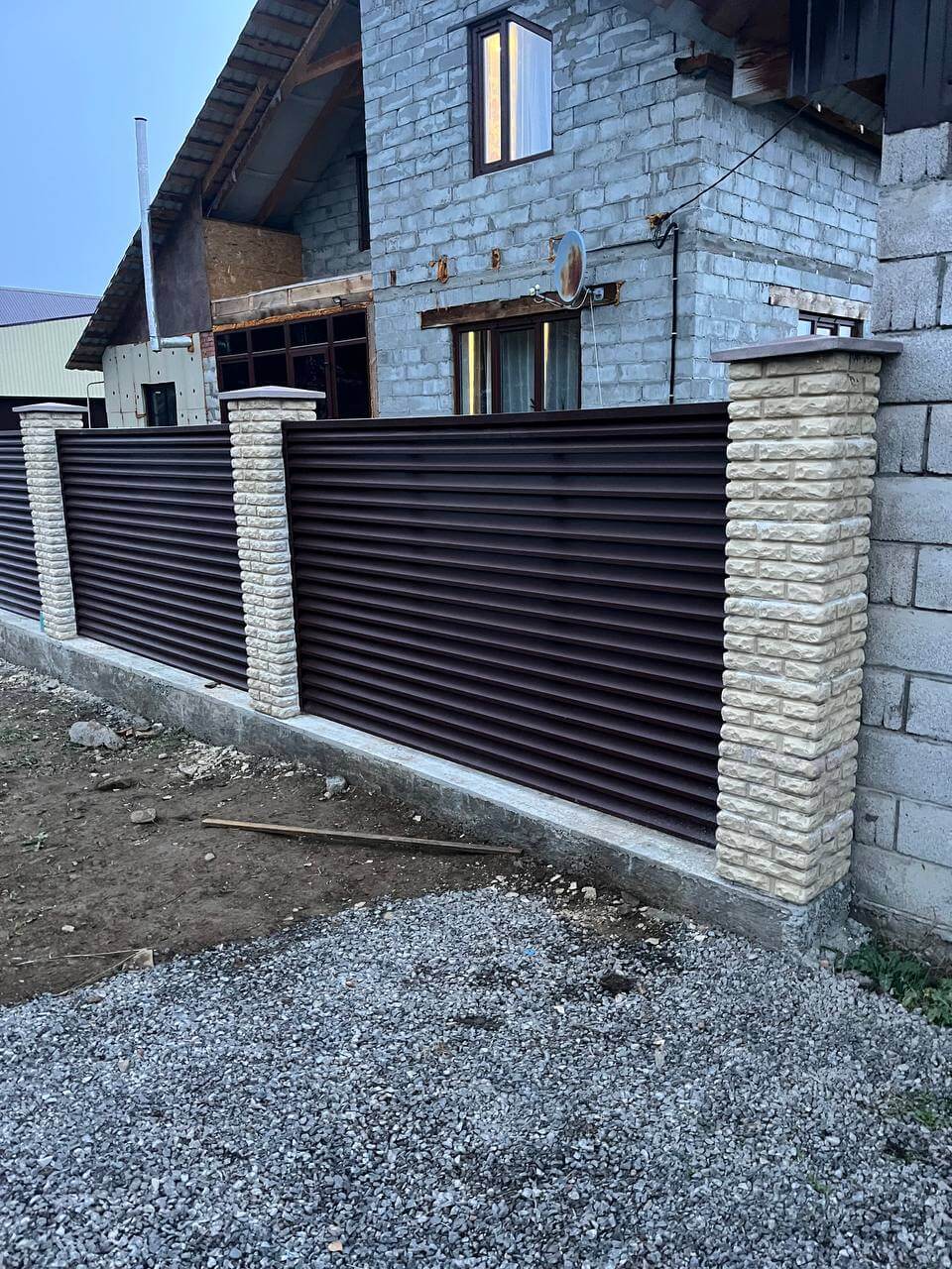 Забор-жалюзи из ламелей ЭКО-Z 18м RAL8017/8017 Шоколад двусторонний фото 2 в Выборге