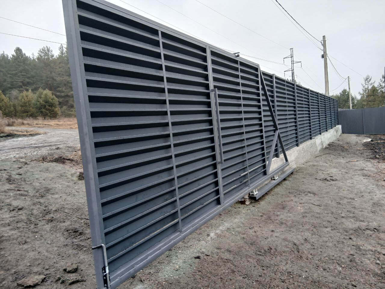 Забор-жалюзи из ламелей Хай-Тек 37м RAL7024/7024 Серый Графит двусторонний МАТТЕ фото 7 в Выборге
