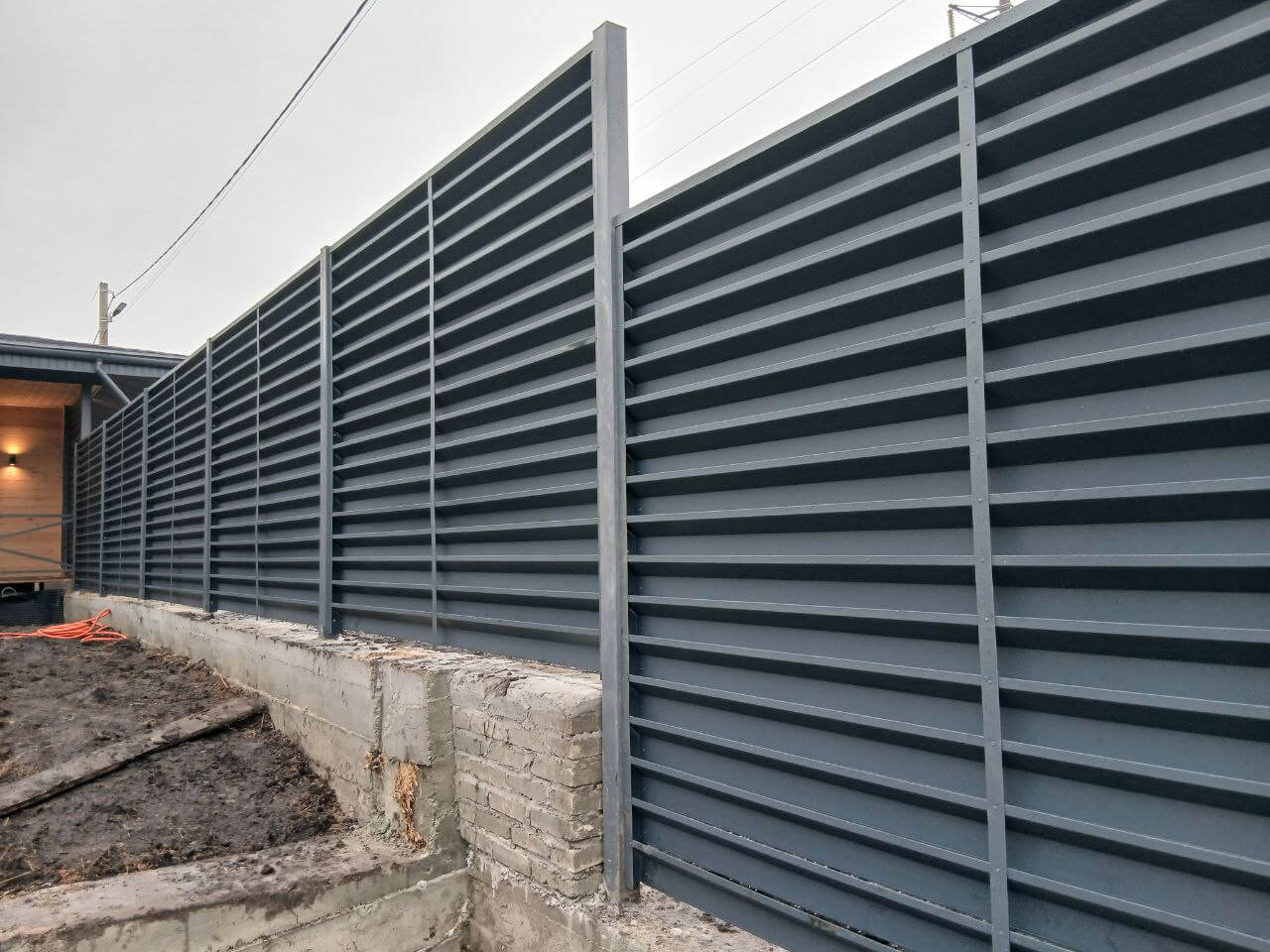 Забор-жалюзи из ламелей Хай-Тек 37м RAL7024/7024 Серый Графит двусторонний МАТТЕ фото 6 в Выборге