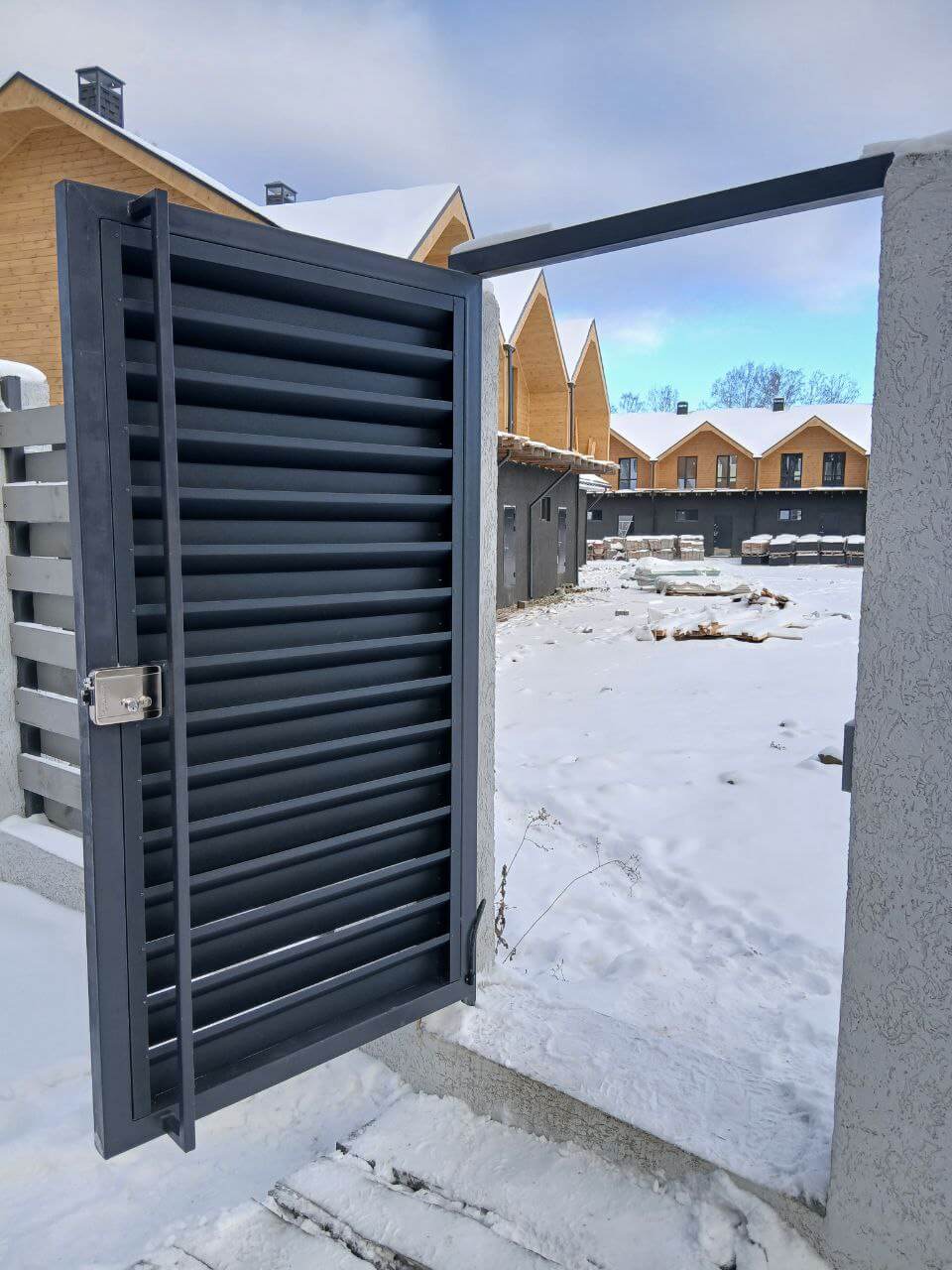 Входная группа из ламелей Хай-Тек RAL7024/7024 Серый Графит двусторонний МАТТЕ фото 21 в Выборге