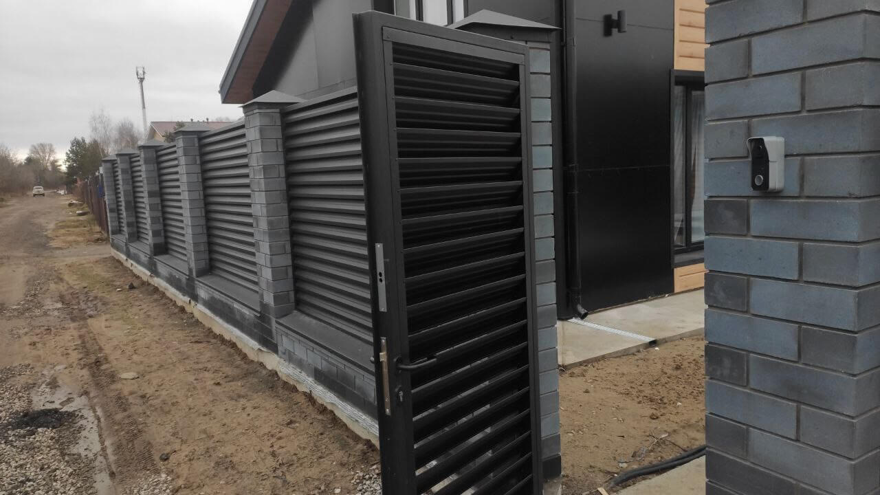Забор-жалюзи из ламелей ЭКО-Z 17м RAL9005/9005 Черный МАТТЕ фото 1 в Выборге