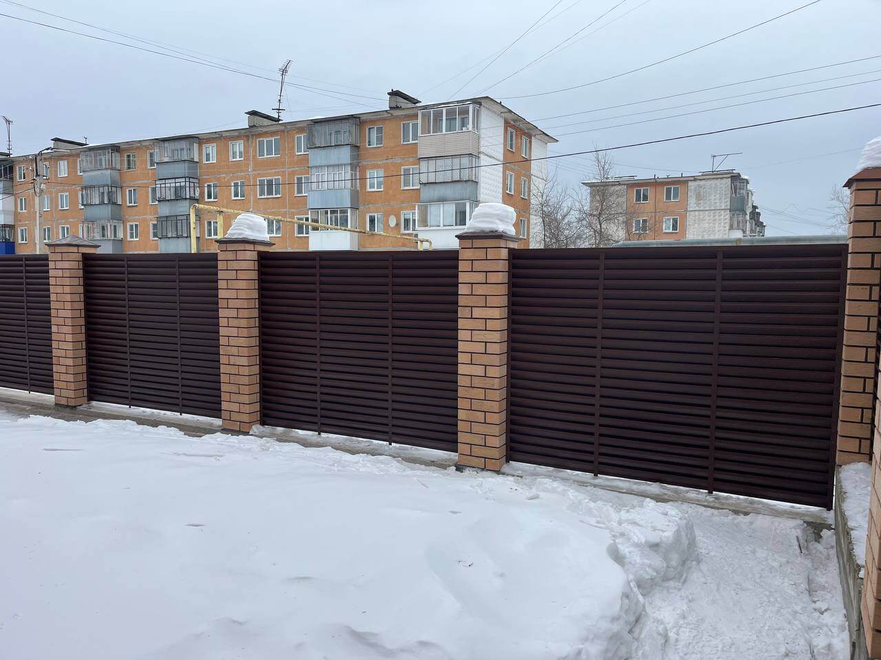 Забор-жалюзи из ламелей ЭКО-Z 87м RAL8017/8017 Шоколад двусторонний МАТТЕ фото 17 в Выборге