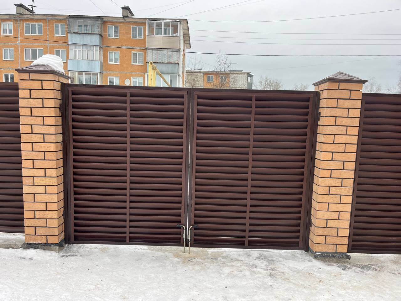Забор-жалюзи из ламелей ЭКО-Z 87м RAL8017/8017 Шоколад двусторонний МАТТЕ фото 9 в Выборге