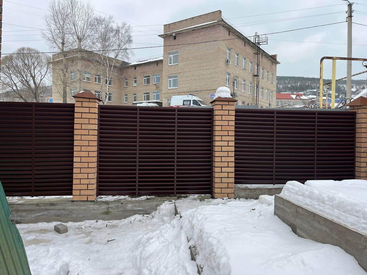 Забор-жалюзи из ламелей ЭКО-Z 87м RAL8017/8017 Шоколад двусторонний МАТТЕ фото 16 в Выборге