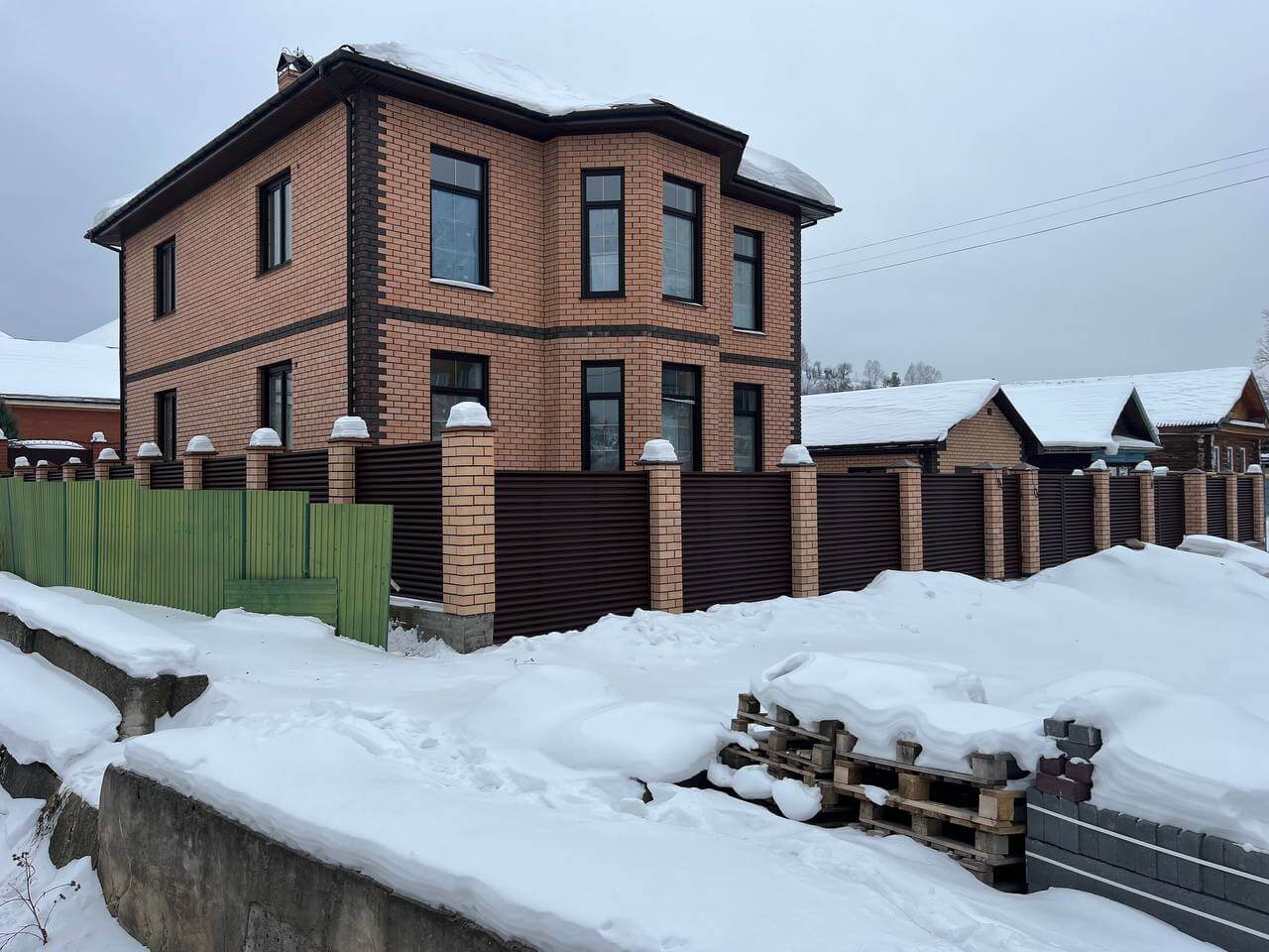 Забор-жалюзи из ламелей ЭКО-Z 87м RAL8017/8017 Шоколад двусторонний МАТТЕ фото 12 в Выборге