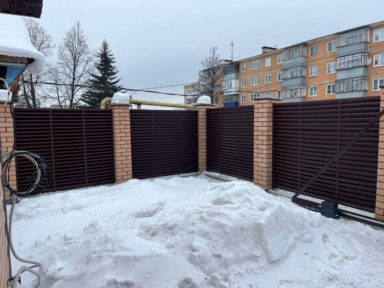 Забор-жалюзи из ламелей ЭКО-Z 87м RAL8017/8017 Шоколад двусторонний МАТТЕ фото 11 в Выборге