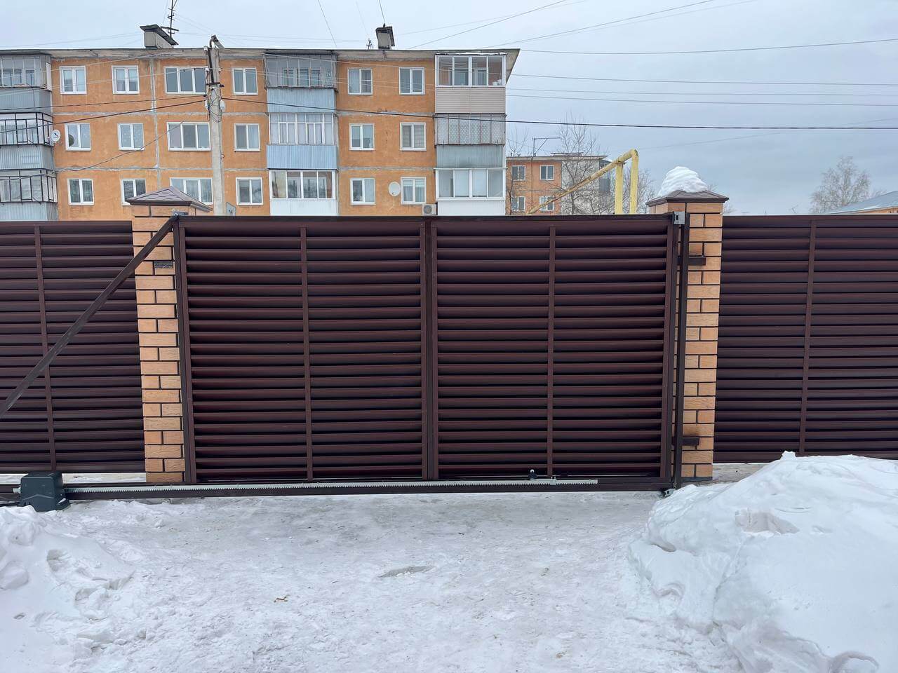 Забор-жалюзи из ламелей ЭКО-Z 87м RAL8017/8017 Шоколад двусторонний МАТТЕ фото 10 в Выборге