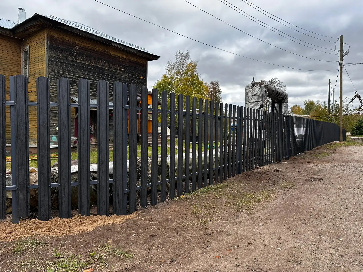 Забор из евроштакетника 63м Черное Дерево 3D Принтек фото 1 в Выборге