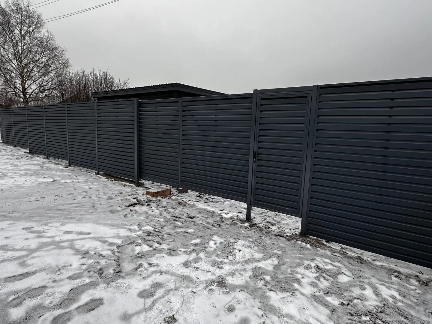 Забор-жалюзи из ламелей Хай-Тек 20м RAL7024/7024 Серый Графит двусторонний МАТТЕ фото 4 в Выборге