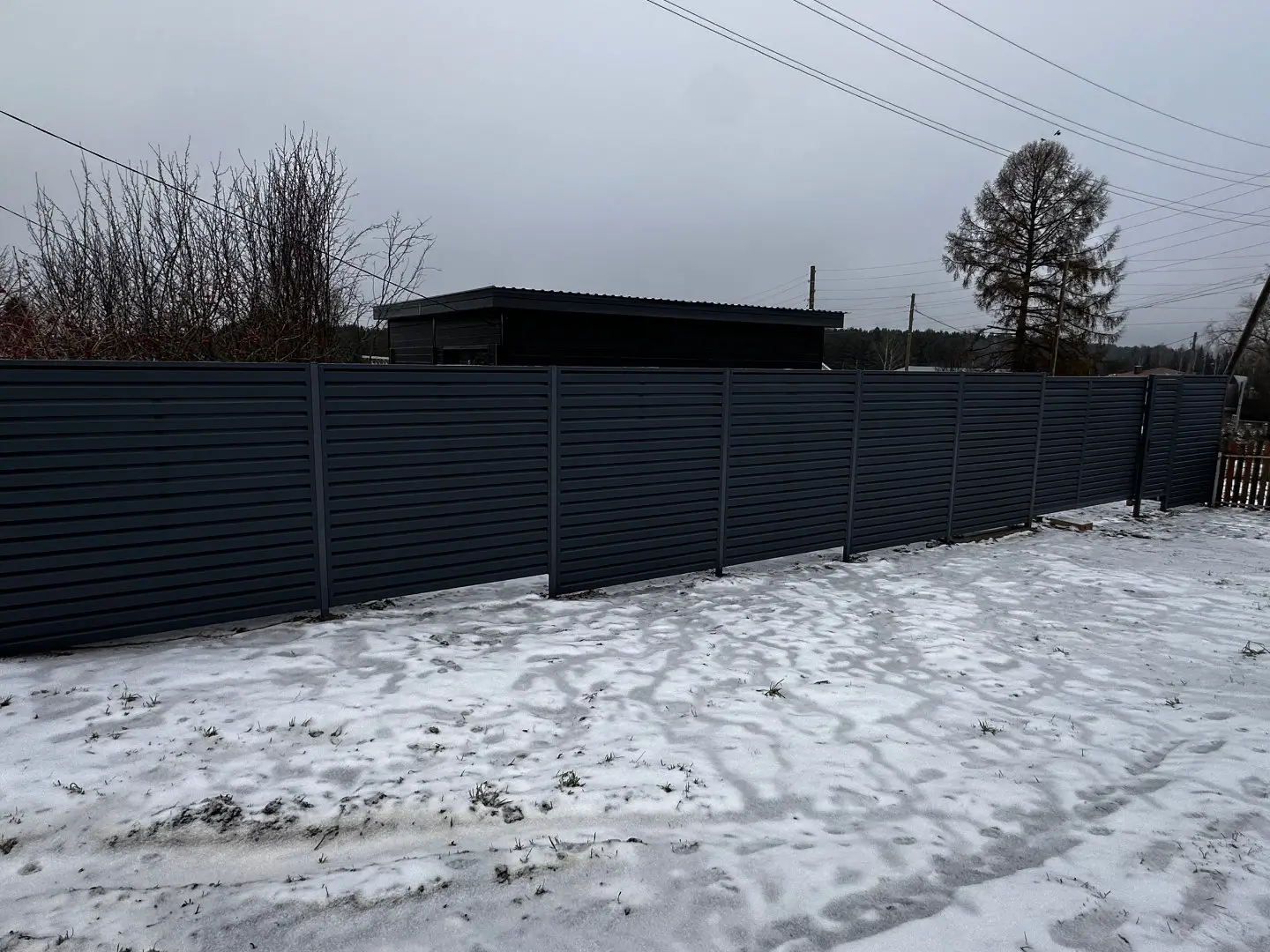 Забор-жалюзи из ламелей Хай-Тек 20м RAL7024/7024 Серый Графит двусторонний МАТТЕ фото 3 в Выборге