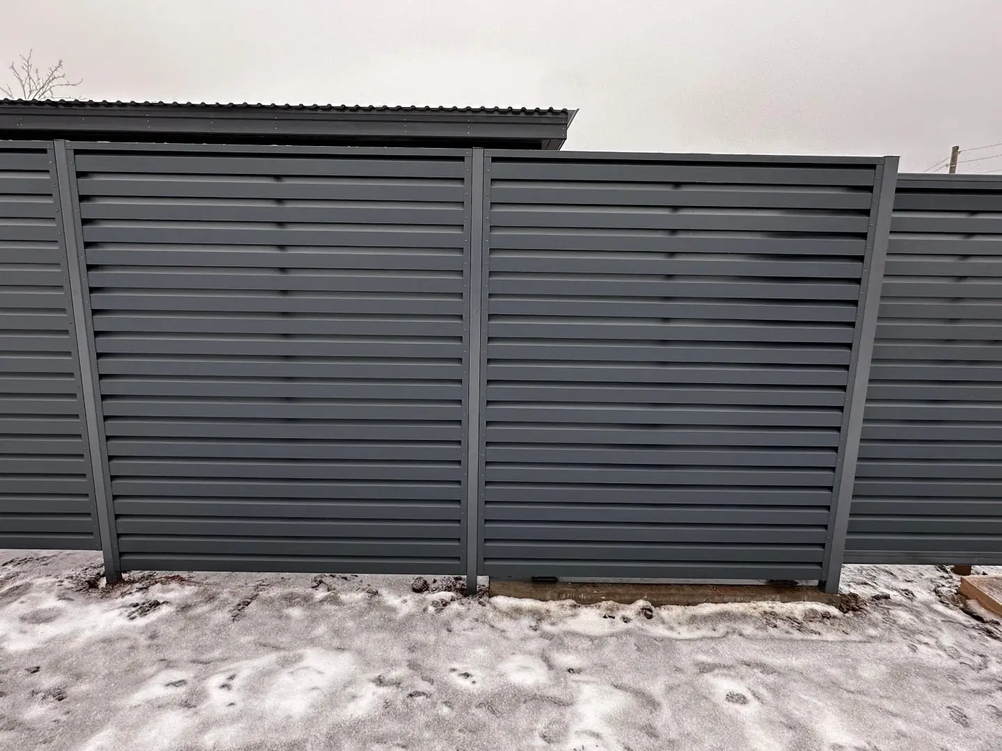 Забор-жалюзи из ламелей Хай-Тек 20м RAL7024/7024 Серый Графит двусторонний МАТТЕ фото 2 в Выборге