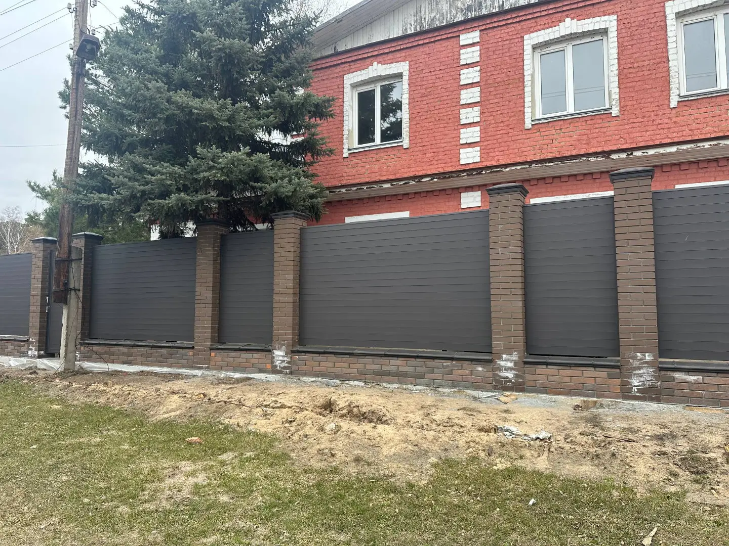 Забор-ранчо из металлического планкена 28м RAL8019 Темный Шоколад МАТТЕ в Выборге