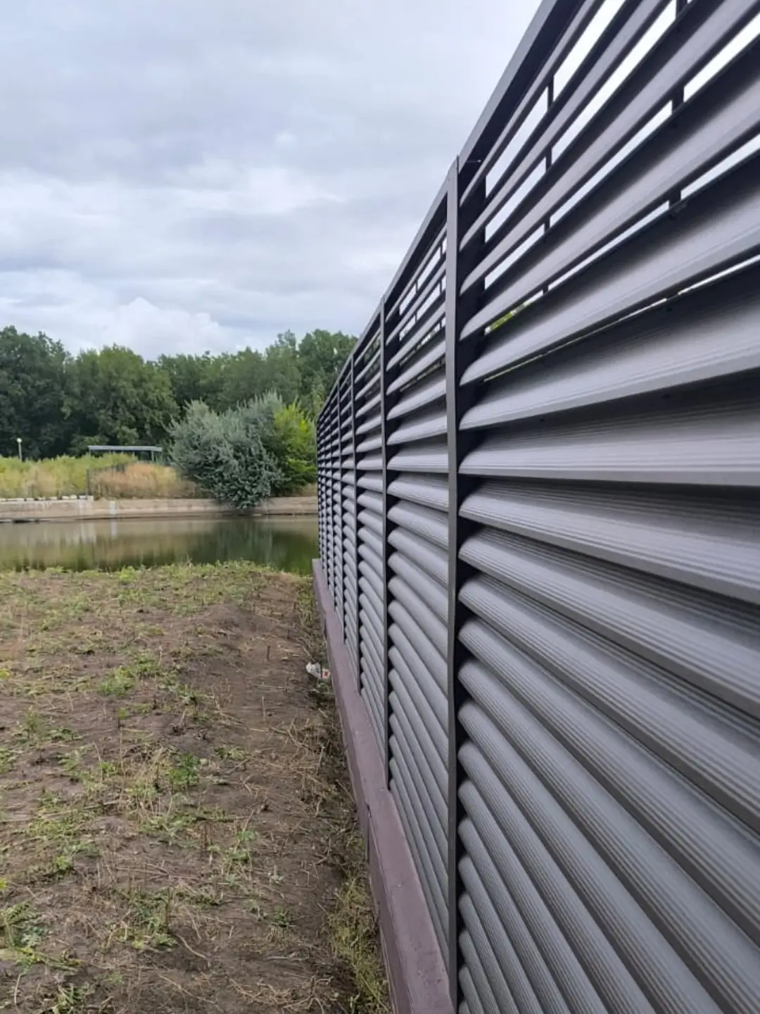 Забор-жалюзи из ламелей еврожалюзи 86м RAL8019/8019 Темный Шоколад двусторонний МАТТЕ фото 7 в Выборге