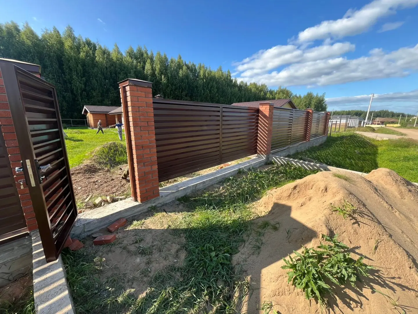 Забор-жалюзи из ламелей Хай-Тек 26м RAL8017/8017 Шоколад двусторонний фото 5 в Выборге