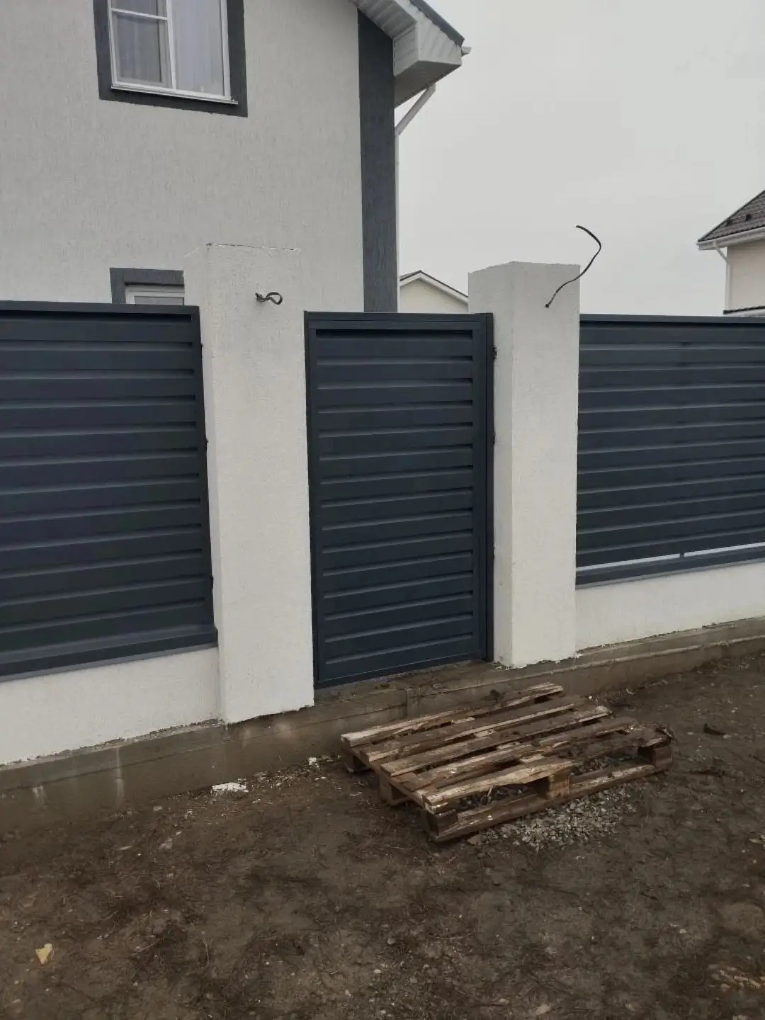Забор-жалюзи из ламелей Хай-Тек 12м RAL7024 Серый Графит МАТТЕ фото 1 в Выборге