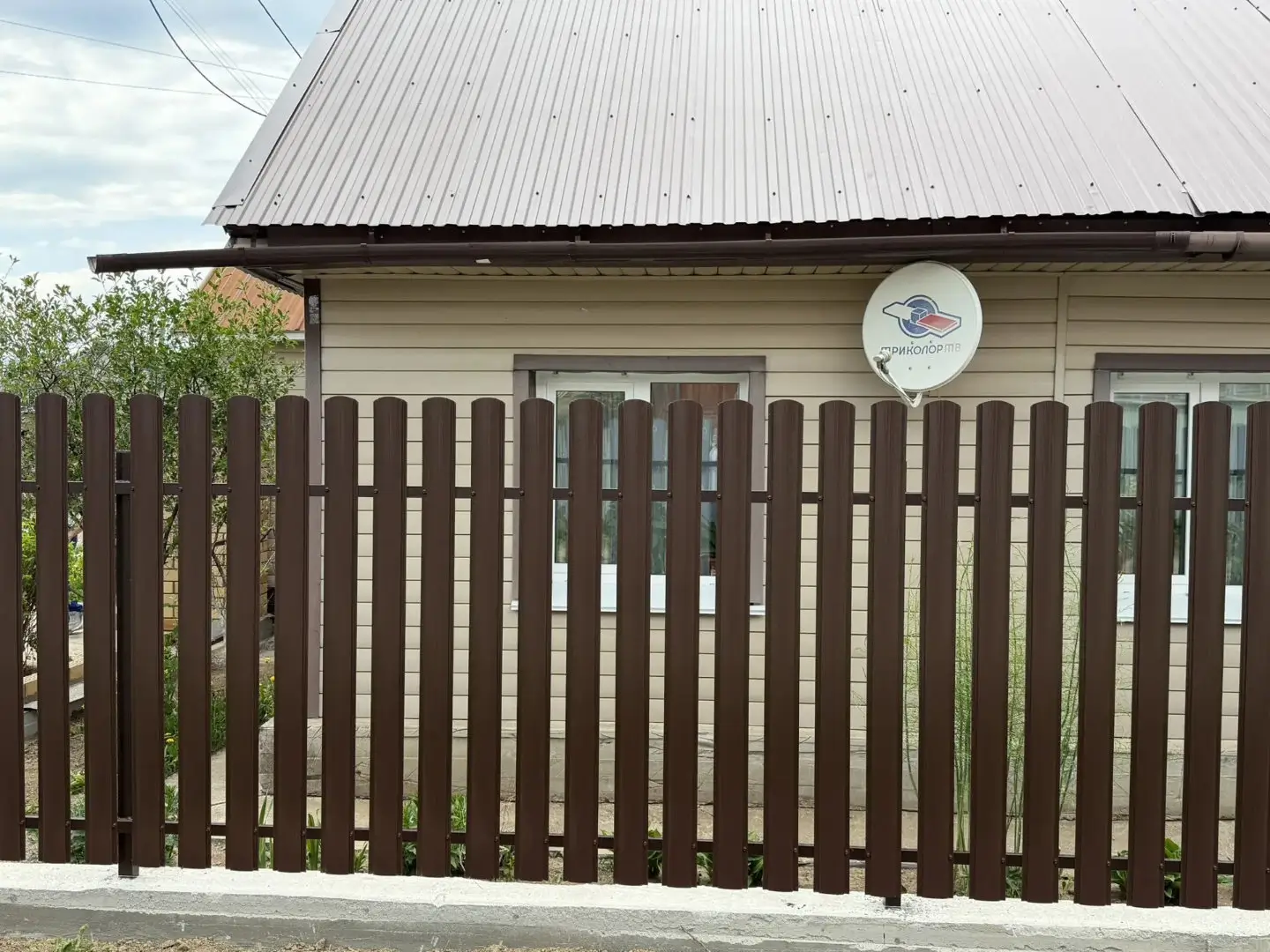 Комбинированный забор из ламелей ЭКО-Z-US и евроштакетника 18м RAL8017 Шоколад МАТТЕ, Полиэстер фото 3 в Выборге